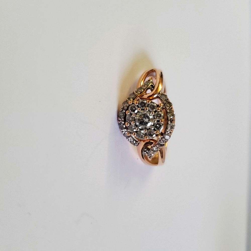 Watch Video / 10K Gold Halo Diamond Princess Ring - Picture 5 of 9